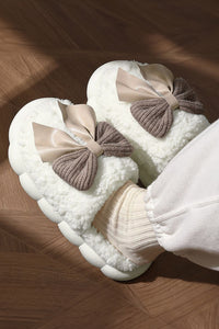 White Contrast Bowknot Applique Plush Winter Slippers (Bow Colors May Differ by Batch)